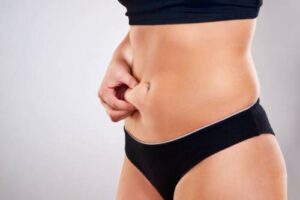 Pourquoi mon ventre grossit-il après une abdominoplastie ?