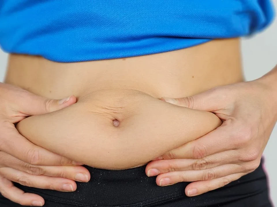 Pourquoi le ventre reste-t-il volumineux malgré le sport et le régime ?